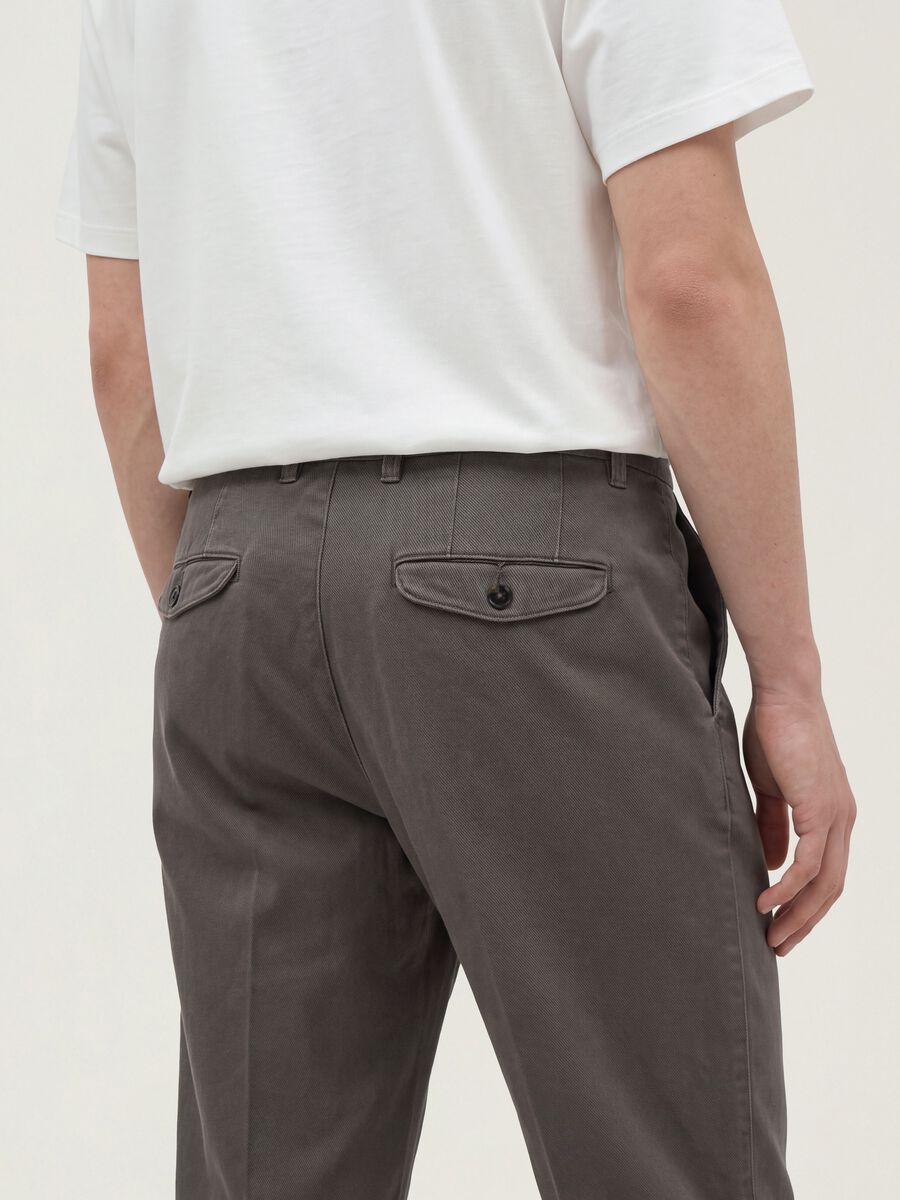 Grey regular tapered-fit stretch cotton twill chinos_2