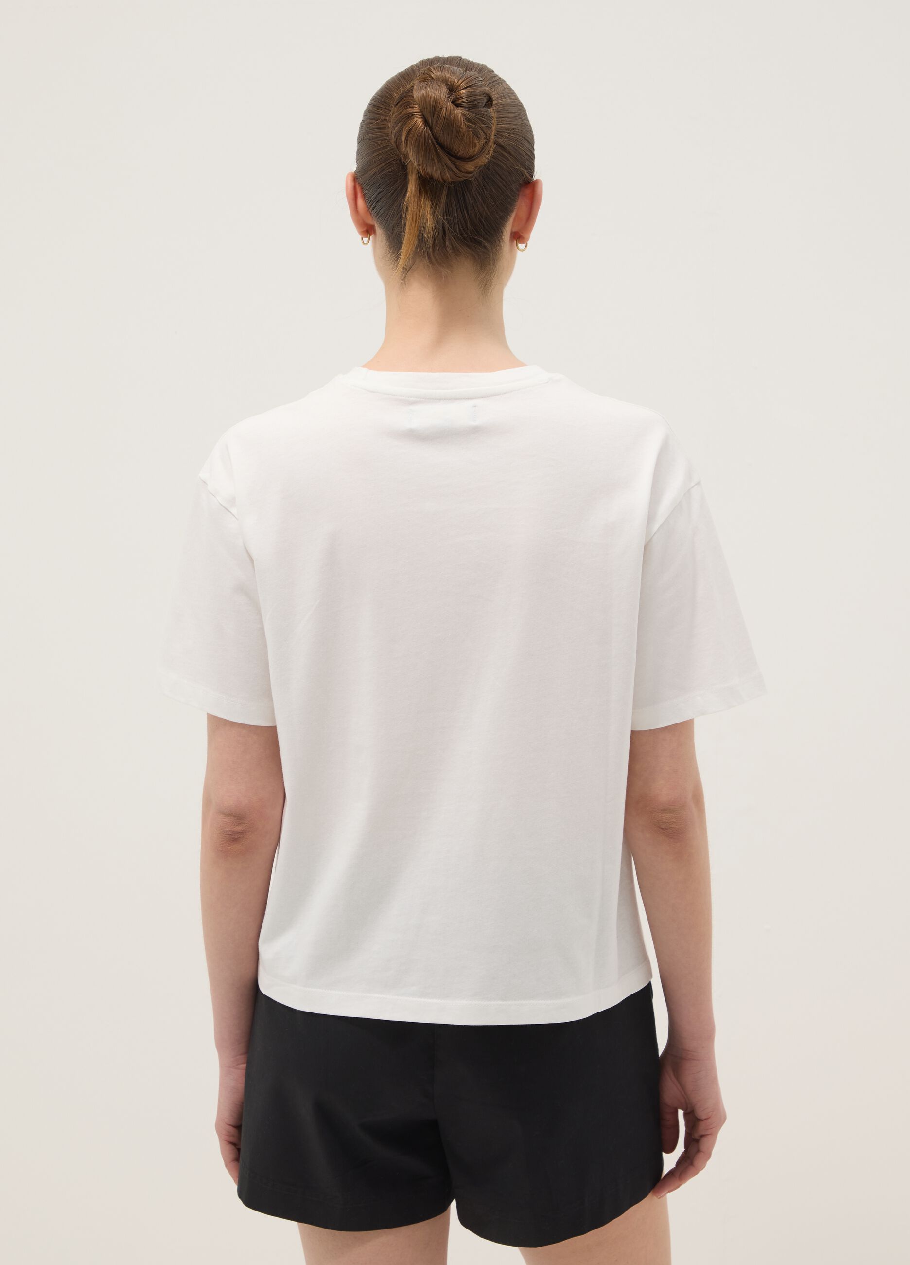 &Lambda;&epsilon;&upsilon;&kappa;ό T-shirt regular fit &alpha;&pi;ό 100% &beta;&alpha;&mu;&beta;ά&kappa;&iota; &mu;&epsilon; &delta;&iota;ά&tau;&rho;&eta;&tau;&eta; &lambda;&epsilon;&pi;&tau;&omicron;&mu;έ&rho;&epsilon;&iota;&alpha;