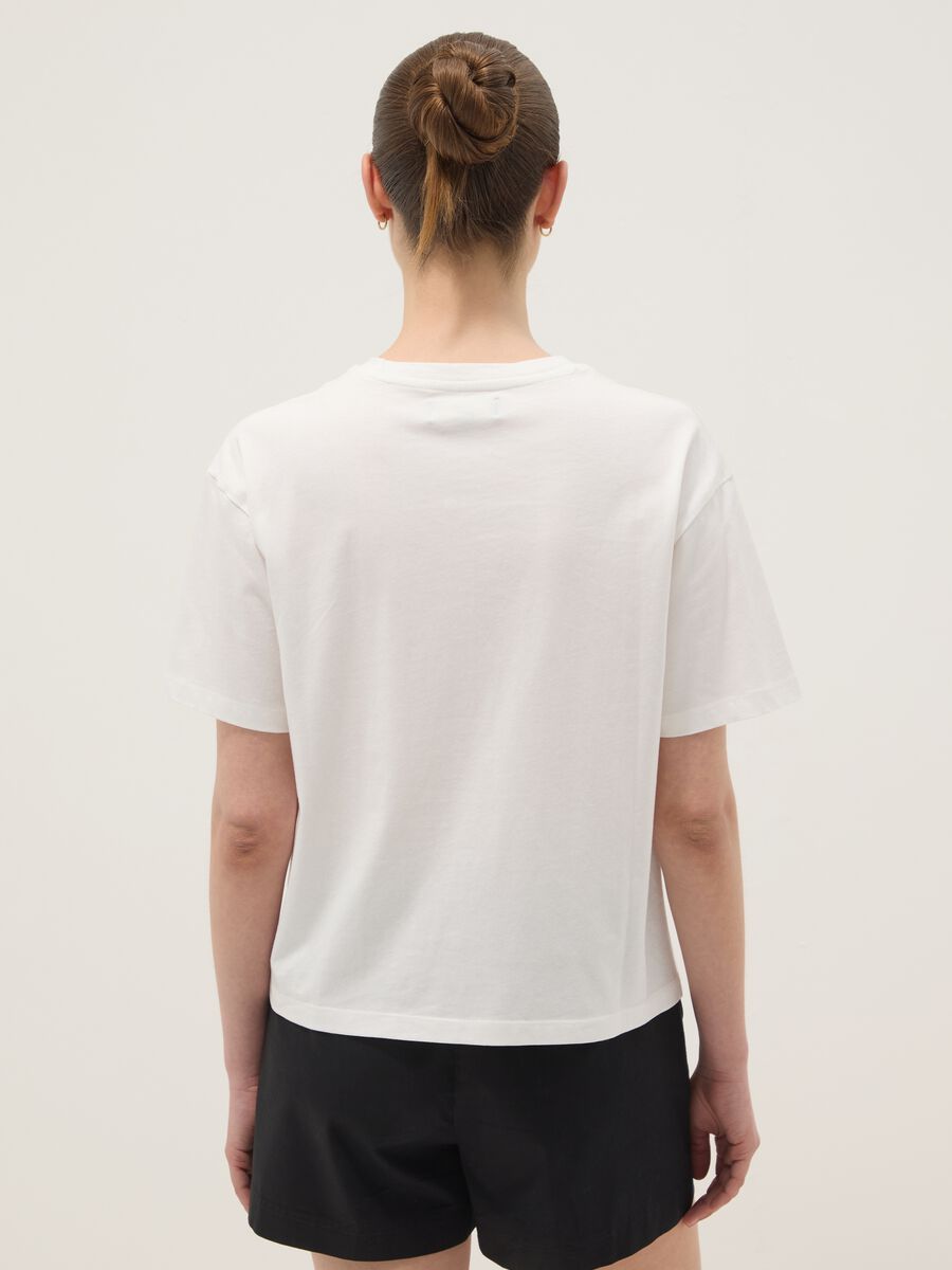 &Lambda;&epsilon;&upsilon;&kappa;ό T-shirt regular fit &alpha;&pi;ό 100% &beta;&alpha;&mu;&beta;ά&kappa;&iota; &mu;&epsilon; &delta;&iota;ά&tau;&rho;&eta;&tau;&eta; &lambda;&epsilon;&pi;&tau;&omicron;&mu;έ&rho;&epsilon;&iota;&alpha;_3