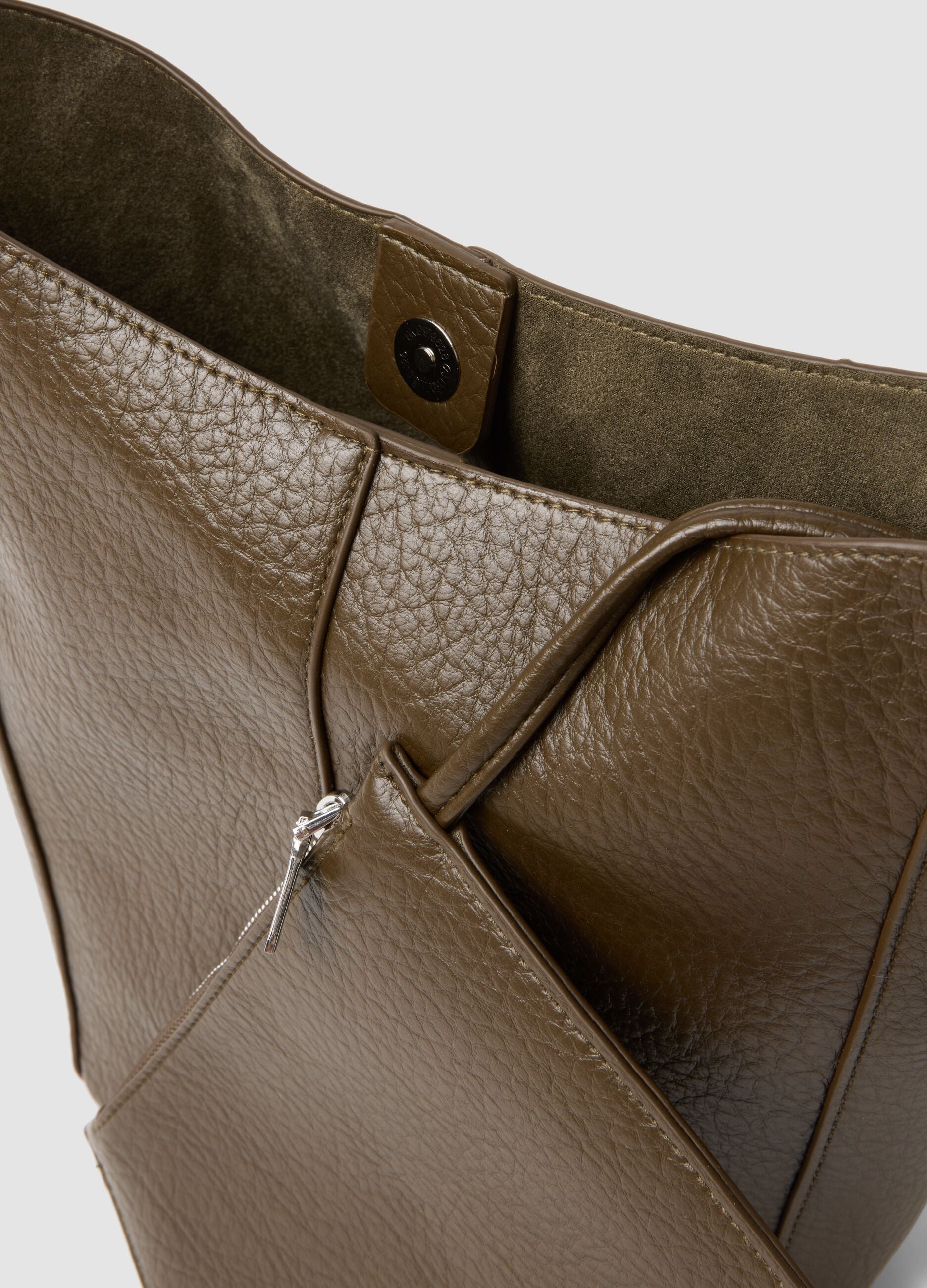 Borsa marrone a spalla effetto martellato