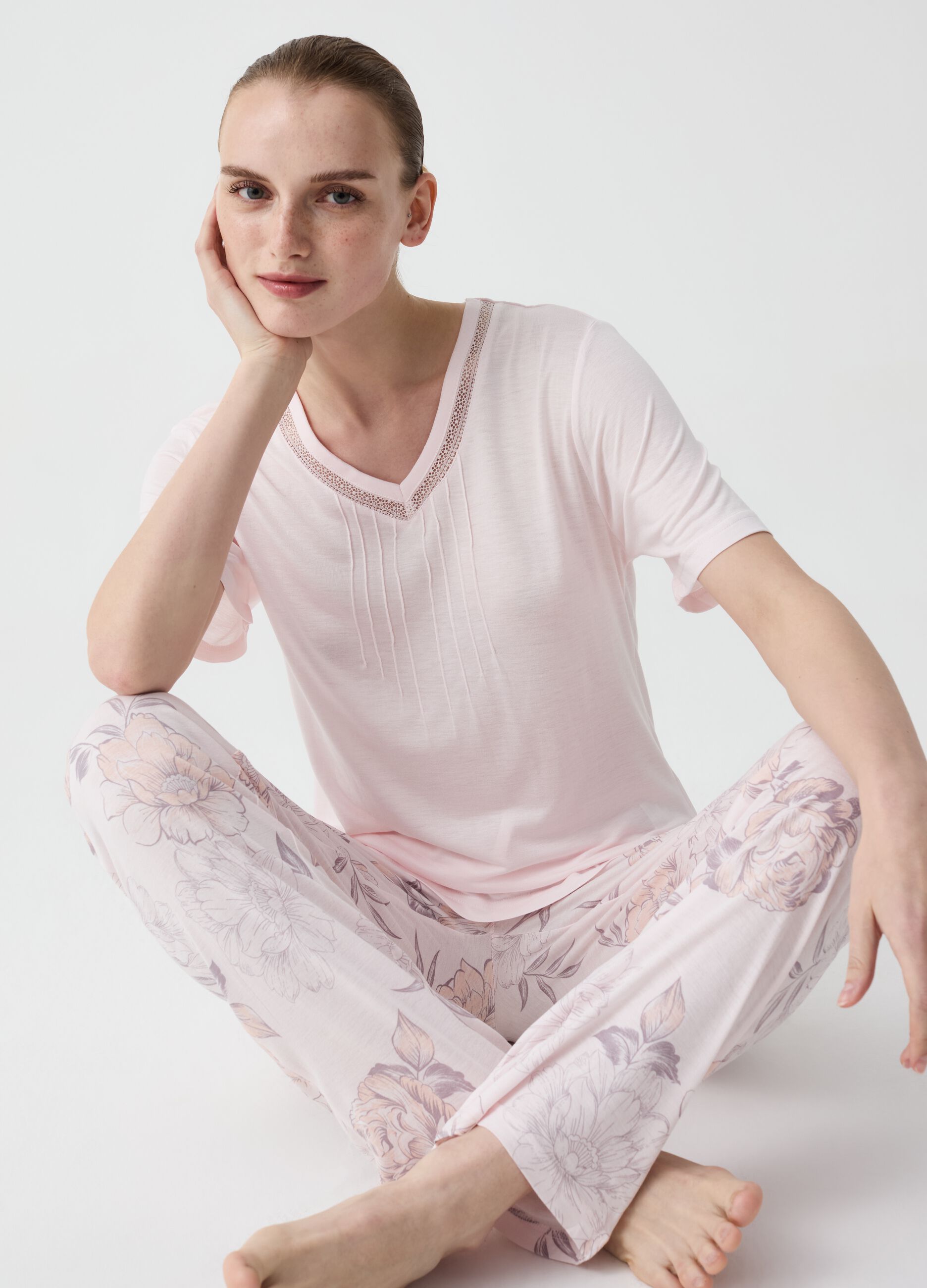 Full-length pyjamas with floral pattern