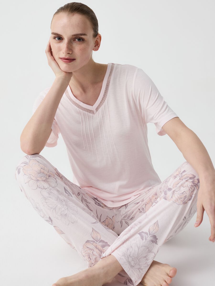 Pijama largo con estampado floral_0