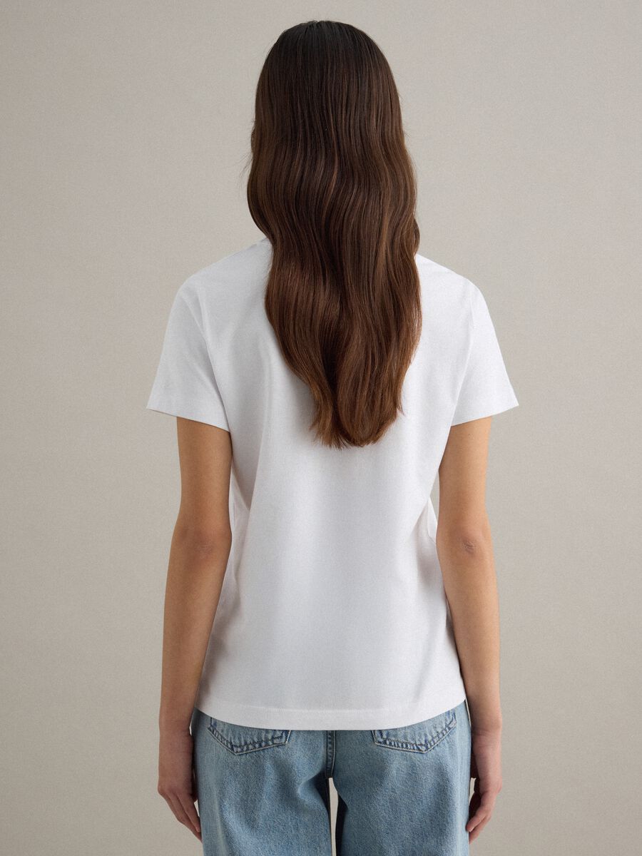 &Lambda;&epsilon;&upsilon;&kappa;ό t-shirt &alpha;&pi;ό &kappa;&alpha;&theta;&alpha;&rho;ό &beta;&alpha;&mu;&beta;ά&kappa;&iota; &mu;&epsilon; &sigma;&tau;&rho;&omicron;&gamma;&gamma;&upsilon;&lambda;ή &lambda;&alpha;&iota;&mu;ό&kappa;&omicron;&psi;&eta; &kappa;&alpha;&iota; &kappa;&alpha;&nu;&omicron;&nu;&iota;&kappa;ή &epsilon;&phi;&alpha;&rho;&mu;&omicron;&gamma;ή_3