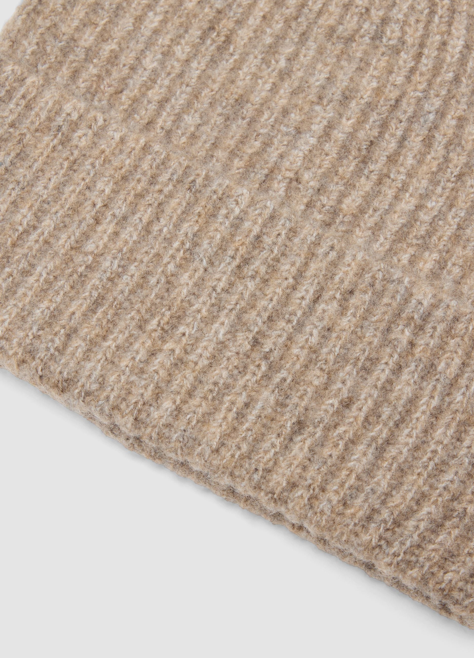 Beige gerippte Beanie aus elastischer Wolle