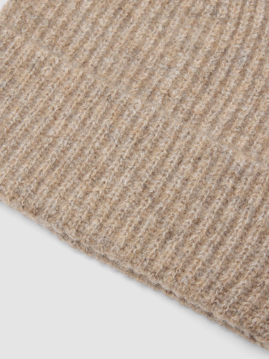Beige gerippte Beanie aus elastischer Wolle_1