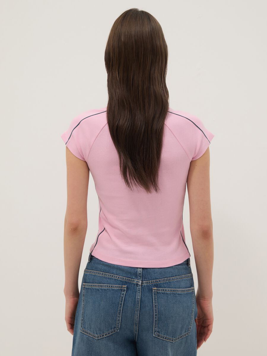 Rosa Slim-Fit-T-Shirt aus reiner Baumwolle mit V-Ausschnitt und Druck_3