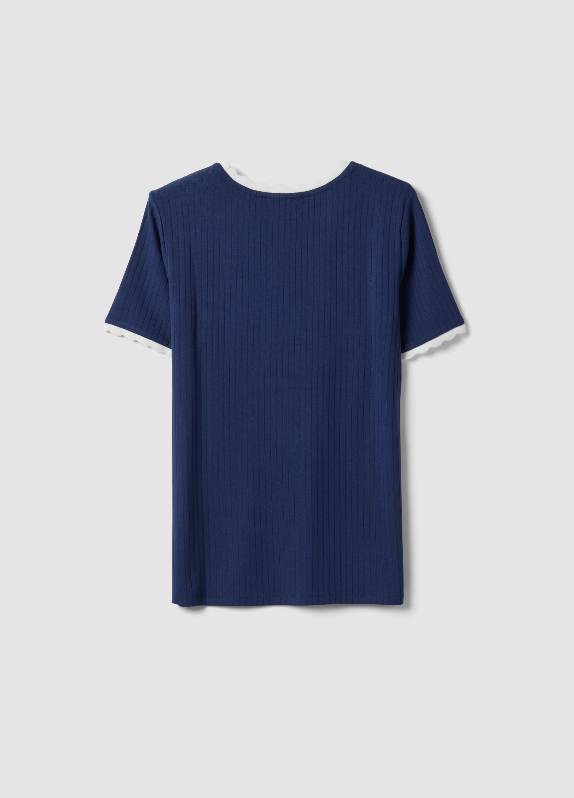 &Mu;&pi;&lambda;&epsilon; T-shirt &alpha;&pi;ό &epsilon;&lambda;&alpha;&sigma;&tau;&iota;&kappa;ή &beta;&iota;&sigma;&kappa;ό&zeta;&eta; &mu;&epsilon; &sigma;&tau;&rho;&omicron;&gamma;&gamma;&upsilon;&lambda;ή &lambda;&alpha;&iota;&mu;ό&kappa;&omicron;&psi;&eta; &kappa;&alpha;&iota; &lambda;&epsilon;&pi;&tau;&omicron;&mu;έ&rho;&epsilon;&iota;&epsilon;&sigmaf; &sigma;&epsilon; &alpha;&nu;&tau;ί&theta;&epsilon;&sigma;&eta;