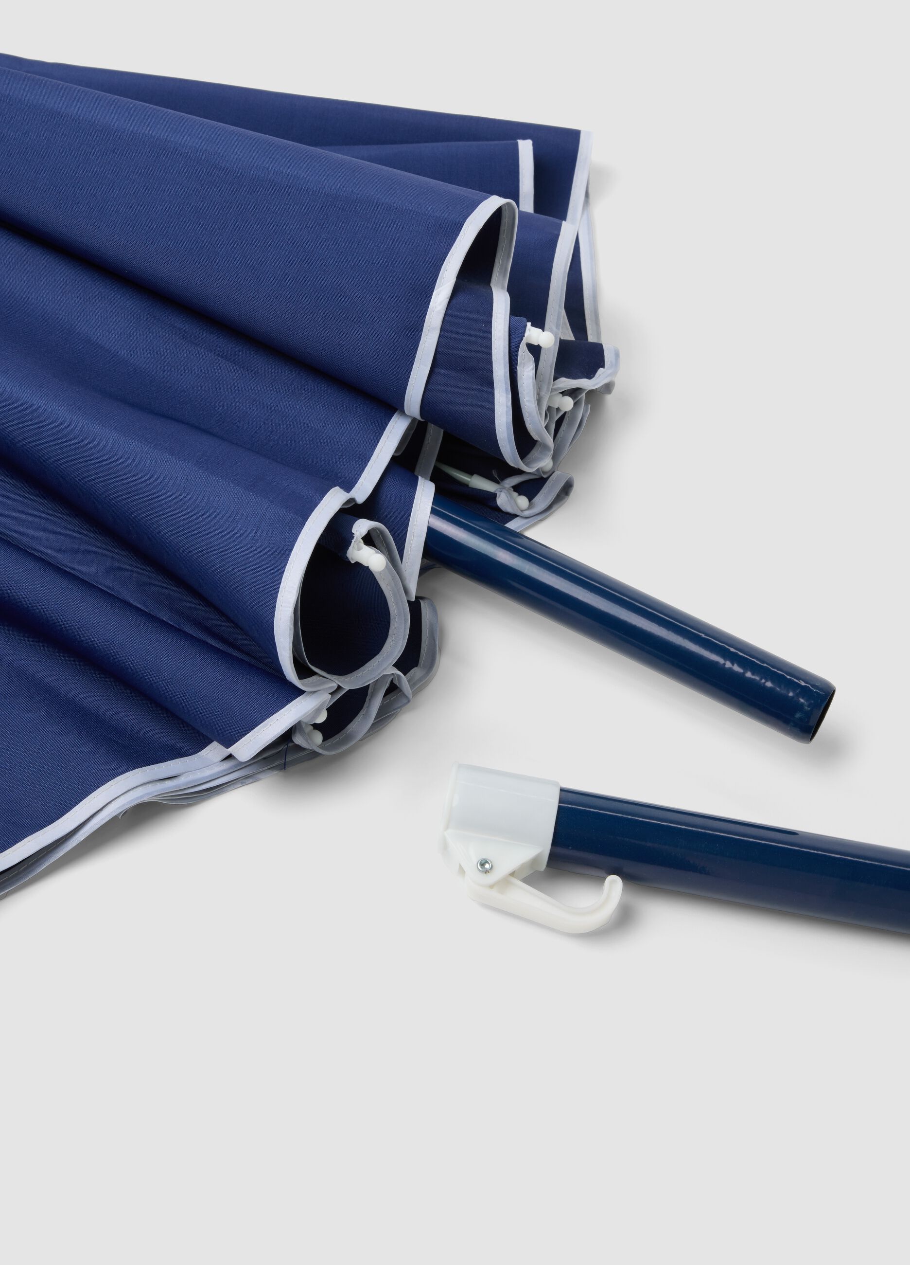 Blauer Sonnenschirm mit Schutzh&uuml;lle