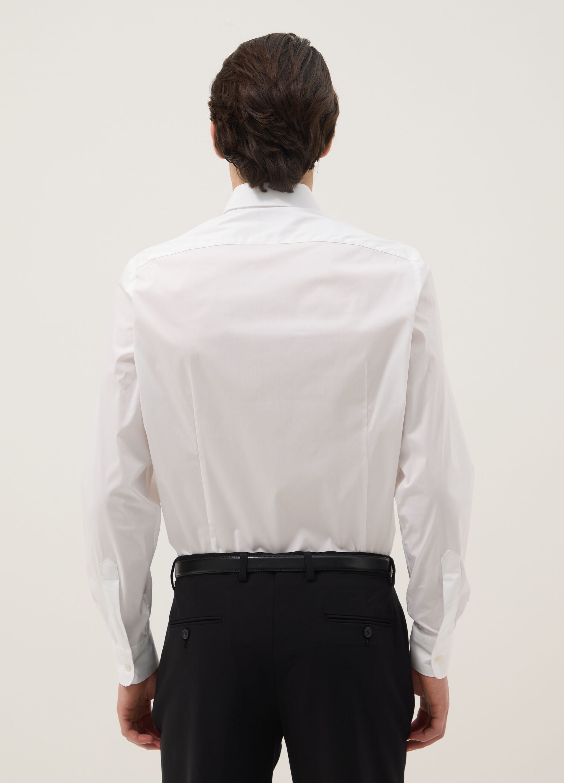 Camisa branca slim fit de algod&atilde;o el&aacute;stico com colarinho cl&aacute;ssico