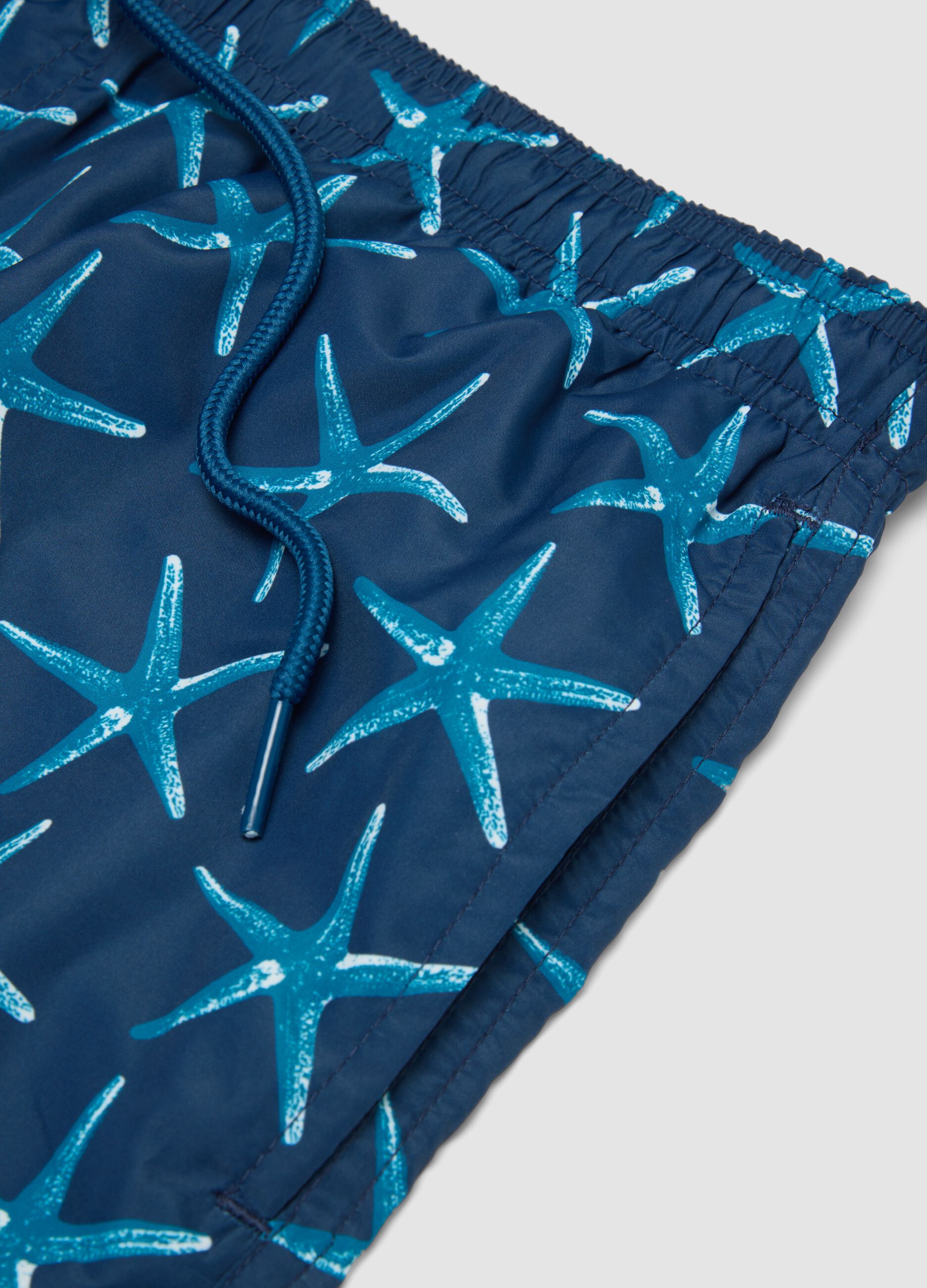 Blaue Boxer-Badeshorts mit Seestern-Print