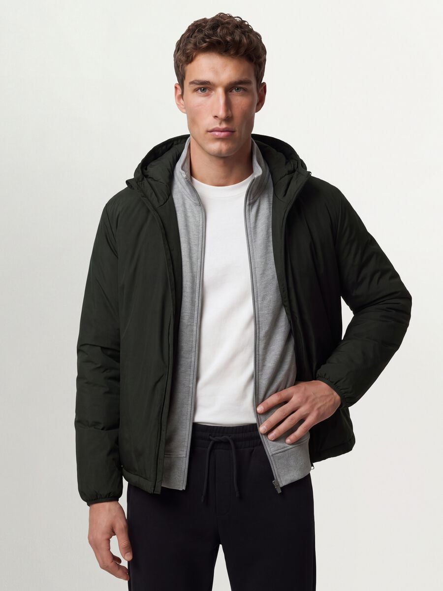 Olivgr&uuml;ne Jacke mit Kapuze und Rei&szlig;verschluss_1