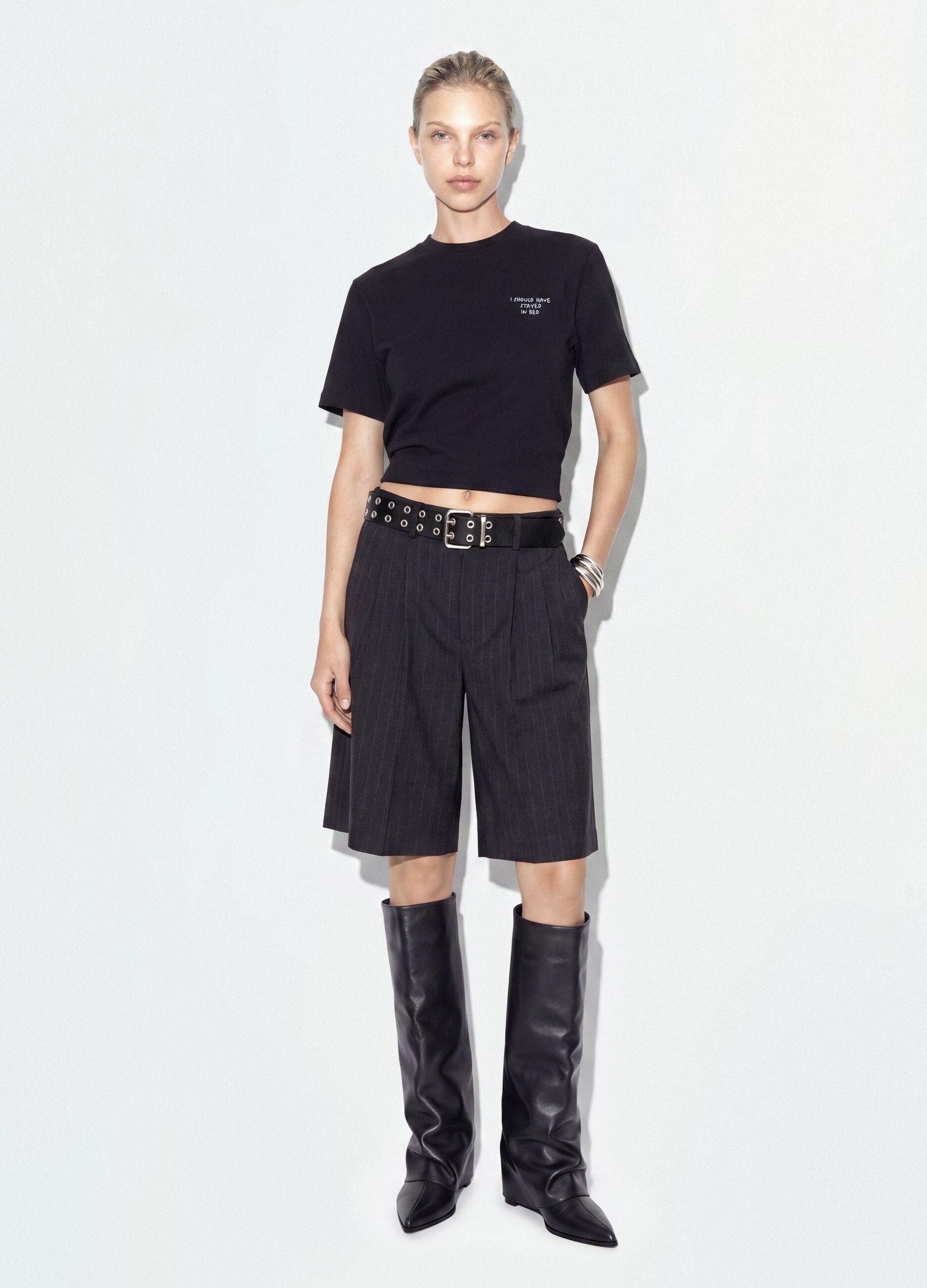 &Mu;&alpha;ύ&rho;&omicron; T-shirt &alpha;&pi;ό 100% &beta;&alpha;&mu;&beta;ά&kappa;&iota; &sigma;&epsilon; relaxed &epsilon;&phi;&alpha;&rho;&mu;&omicron;&gamma;ή &mu;&epsilon; &kappa;&epsilon;&nu;&tau;&eta;&mu;έ&nu;&omicron; &mu;ή&nu;&upsilon;&mu;&alpha;
