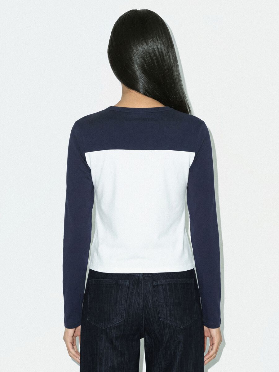 T-shirt bianca e blu in cotone elasticizzato con stampa frontale_3