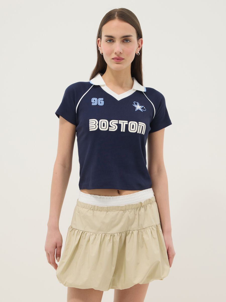 Camiseta azul de algod&oacute;n puro, ajuste regular, con cuello polo y estampado_1