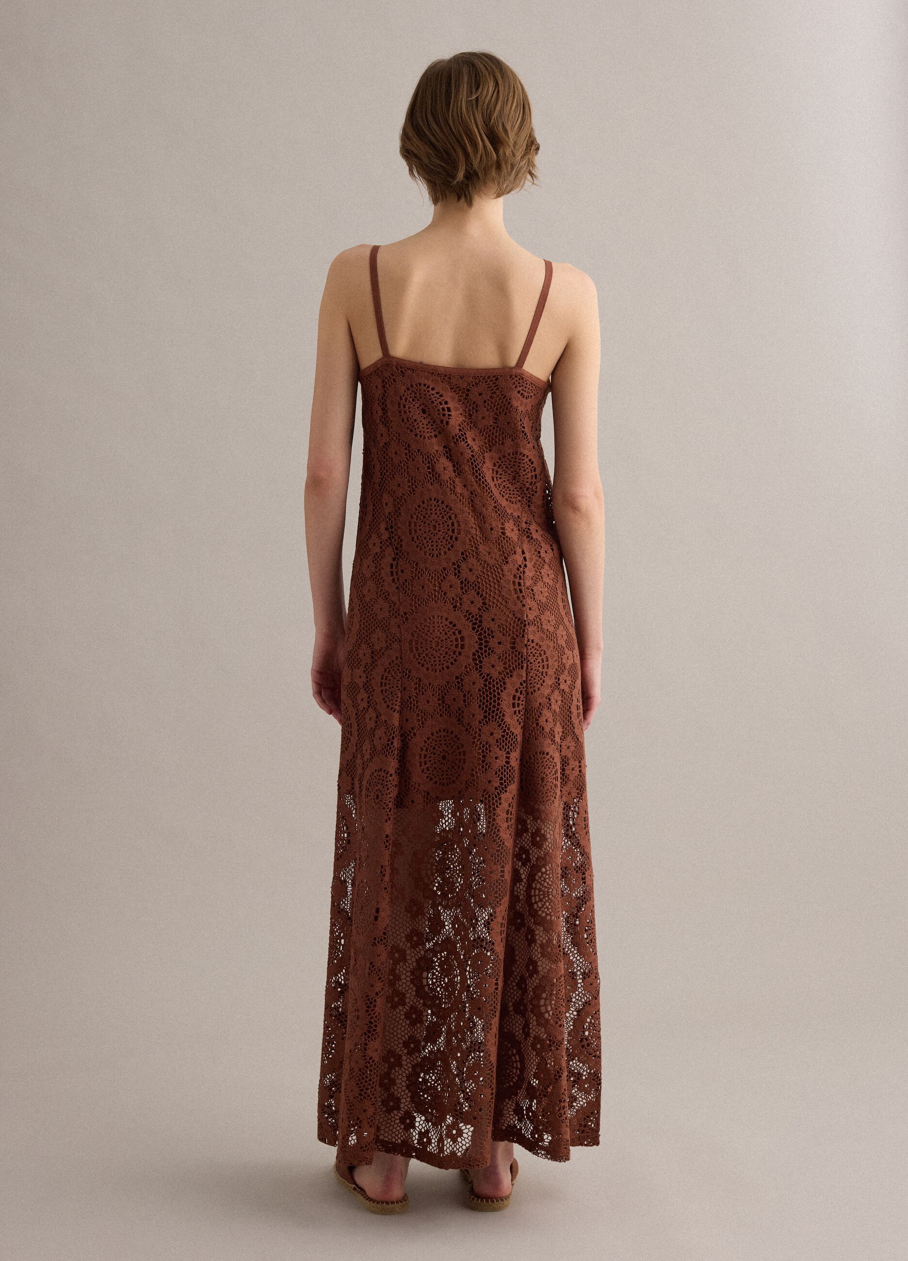 Vestido comprido castanho em crochet com decote em V, corte regular