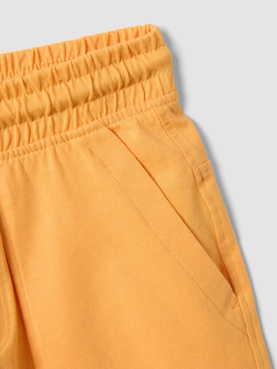 Pantal&oacute;n corto naranja de algod&oacute;n org&aacute;nico con cintura el&aacute;stica_2