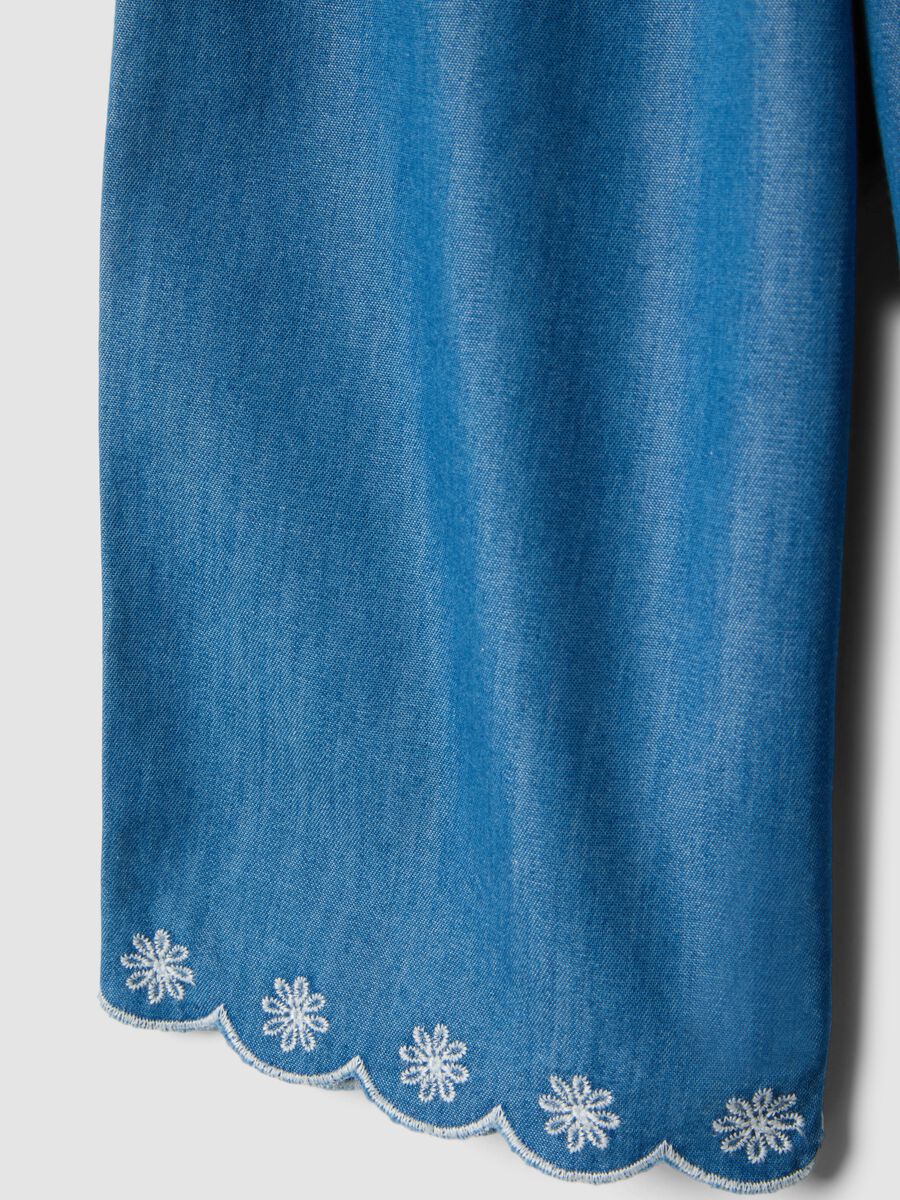 Pantaloni in misto cotone denim blu da bimba wide leg con ricami_3