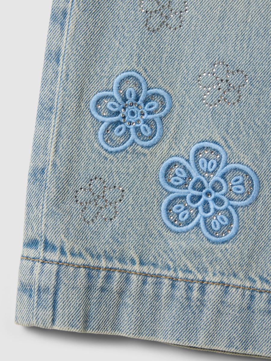 Jeans in puro cotone denim azzurro da bambina regular fit con ricami_3