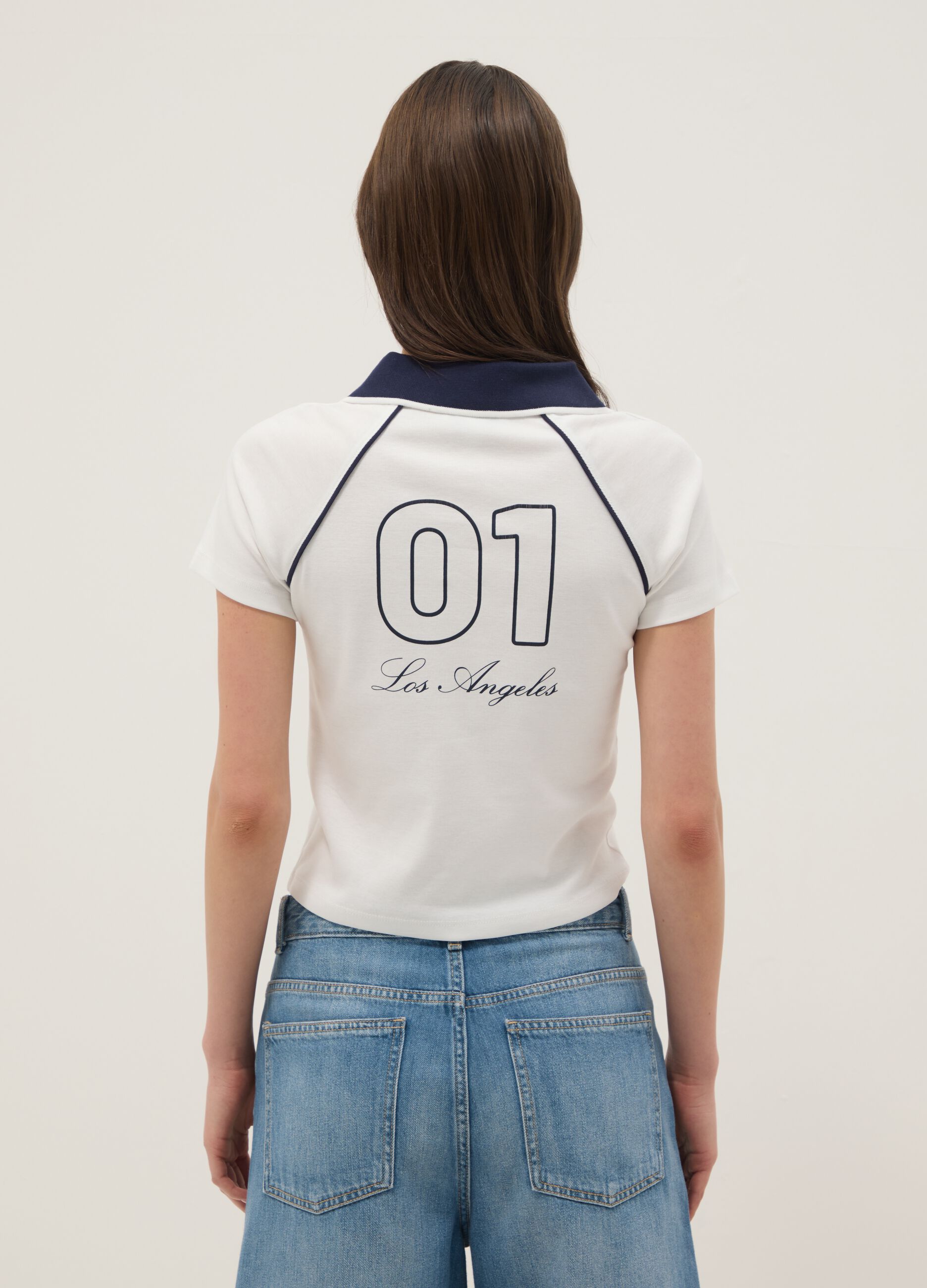 Wei&szlig;e T-Shirt aus reiner Baumwolle, Regular Fit mit Polokragen und Druck