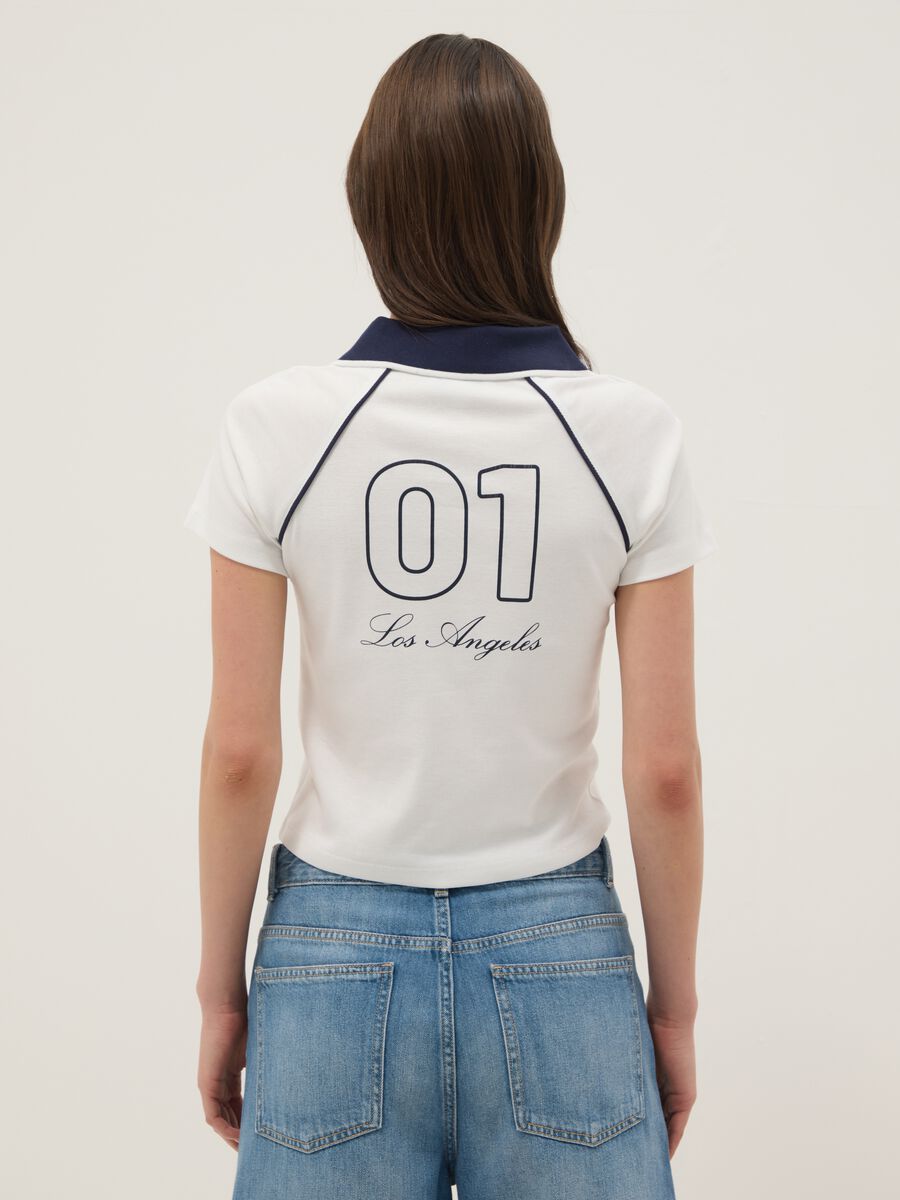 Wei&szlig;e T-Shirt aus reiner Baumwolle, Regular Fit mit Polokragen und Druck_3