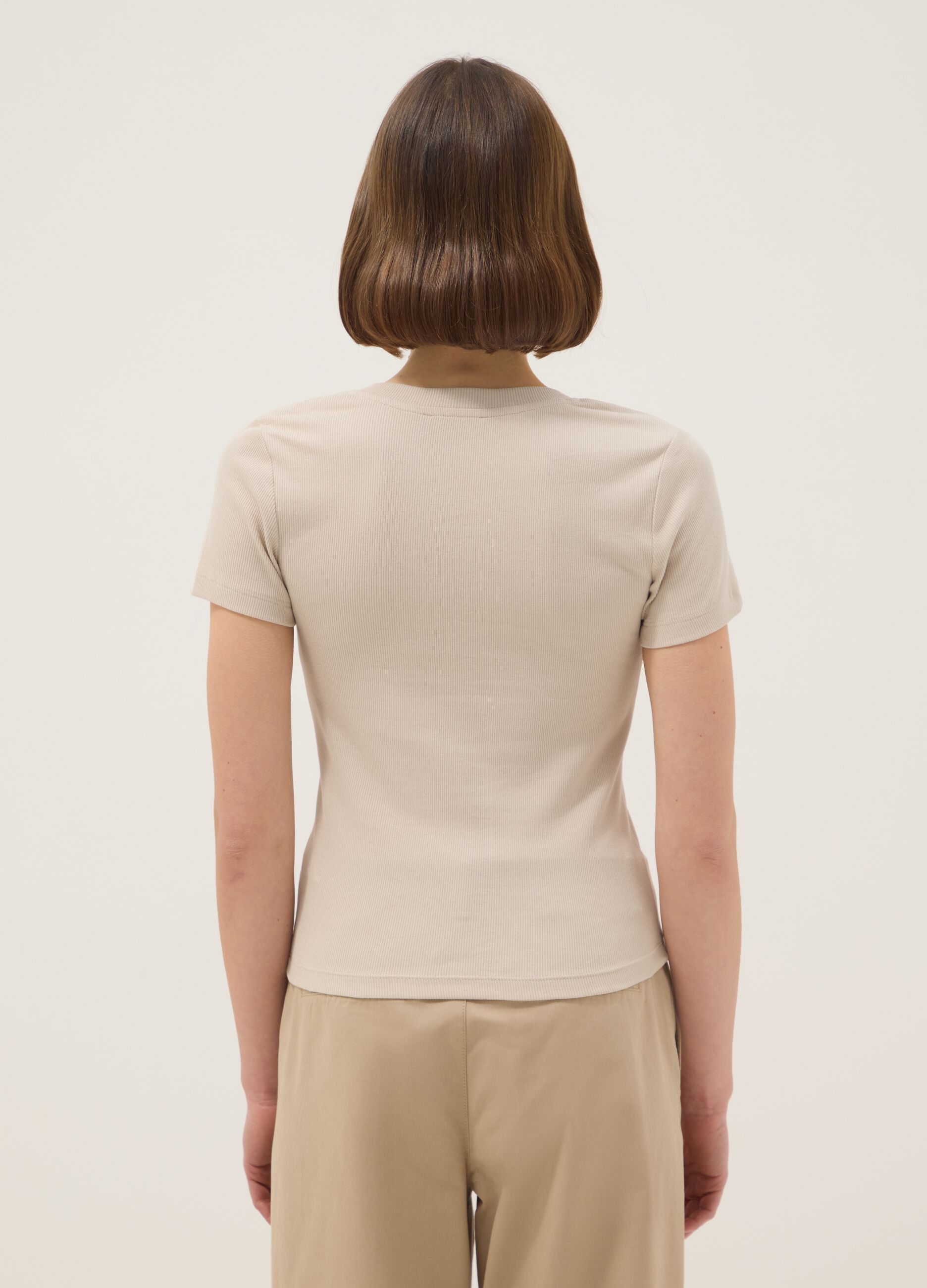 T-shirt bege em algod&atilde;o el&aacute;stico ajuste regular com decote em V profundo