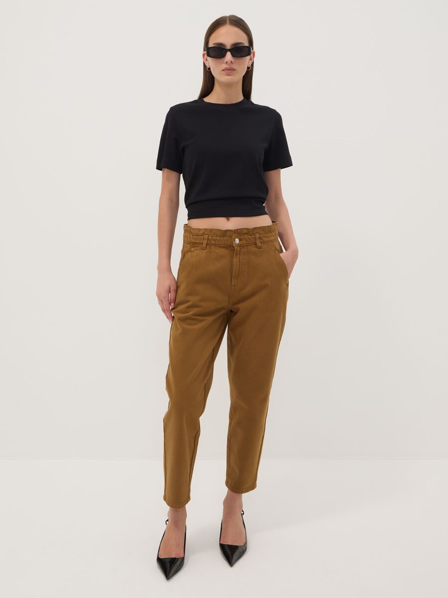 Baggy-Fit Denim-Jeans in Bronze-Braun aus reiner Baumwolle mit Paperbag-Bund_1
