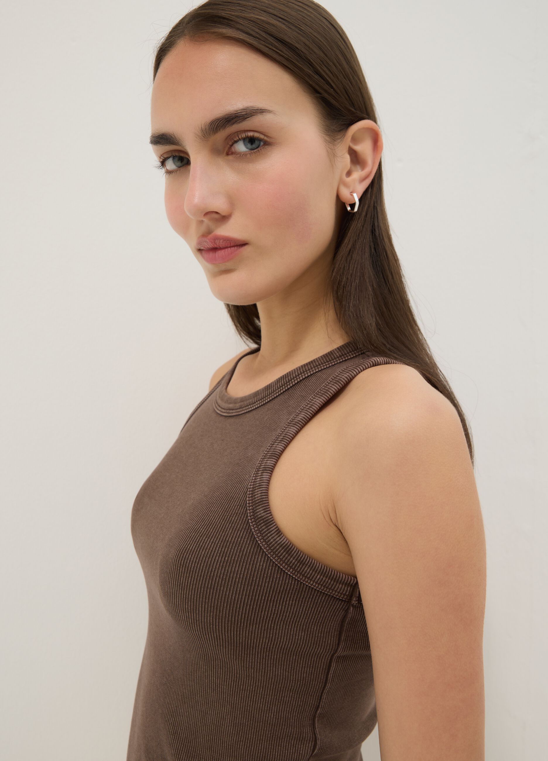 Braunes, figurbetontes Tanktop aus geripptem Stretch-Baumwollstoff