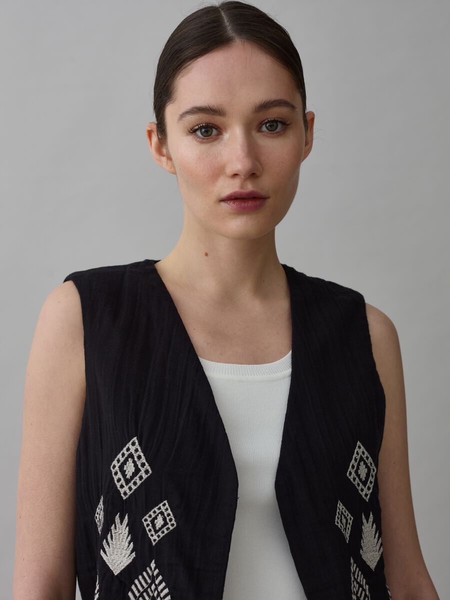 Open gilet with ethnic embroidery_1