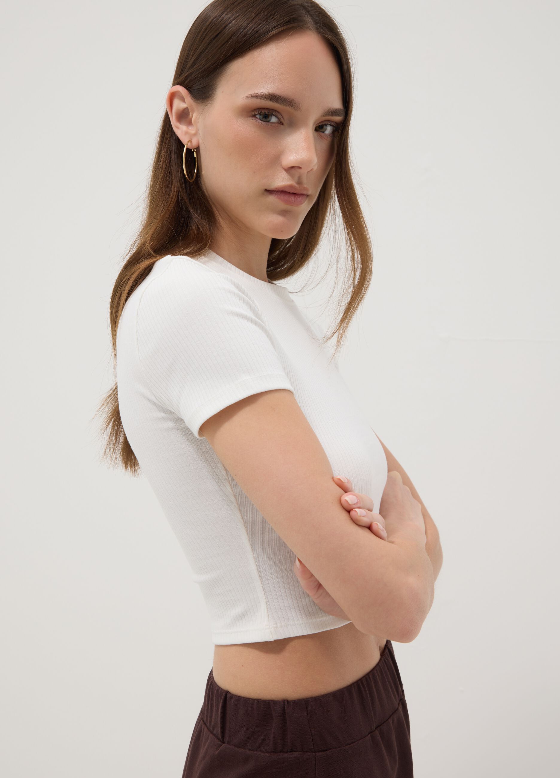 &Lambda;&epsilon;&upsilon;&kappa;ό &epsilon;&phi;&alpha;&rho;&mu;&omicron;&sigma;&tau;ό rib T-shirt &alpha;&pi;ό &epsilon;&lambda;&alpha;&sigma;&tau;&iota;&kappa;ό &beta;&alpha;&mu;&beta;ά&kappa;&iota;