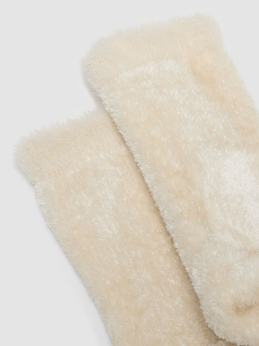 Calzini bianchi in tessuto elasticizzato effetto peluche_1