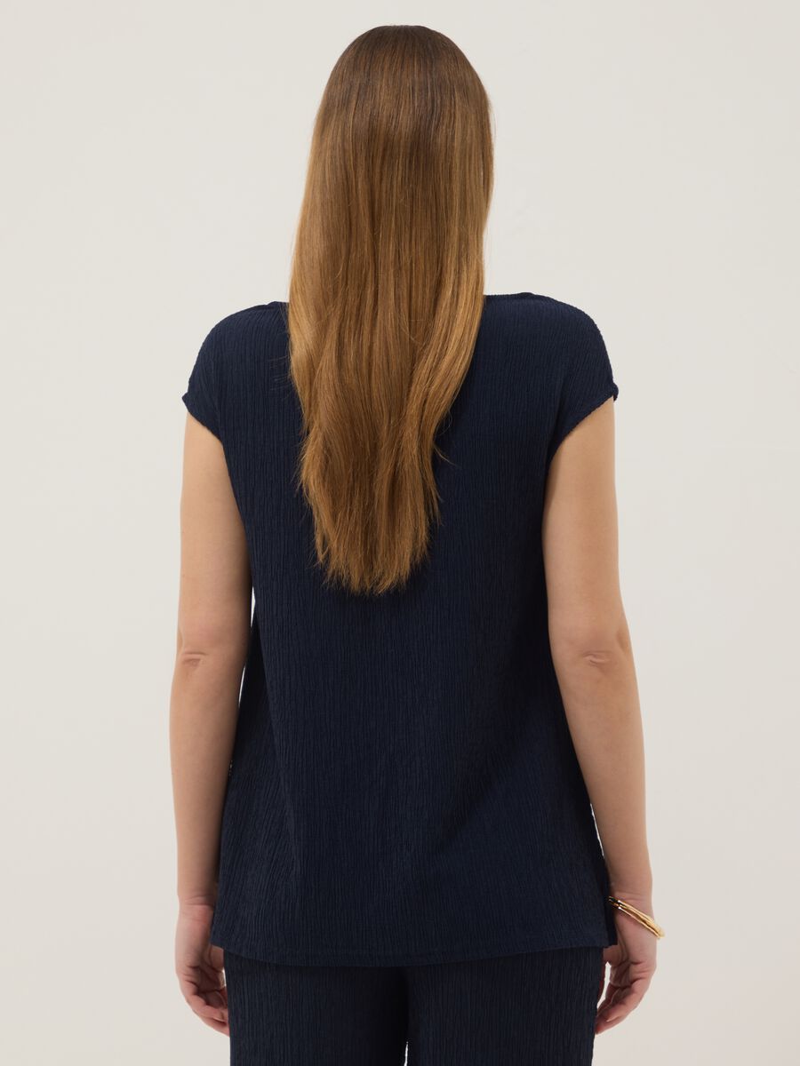 Blaue &auml;rmellose Umstands-T-Shirt im regul&auml;ren Schnitt_2