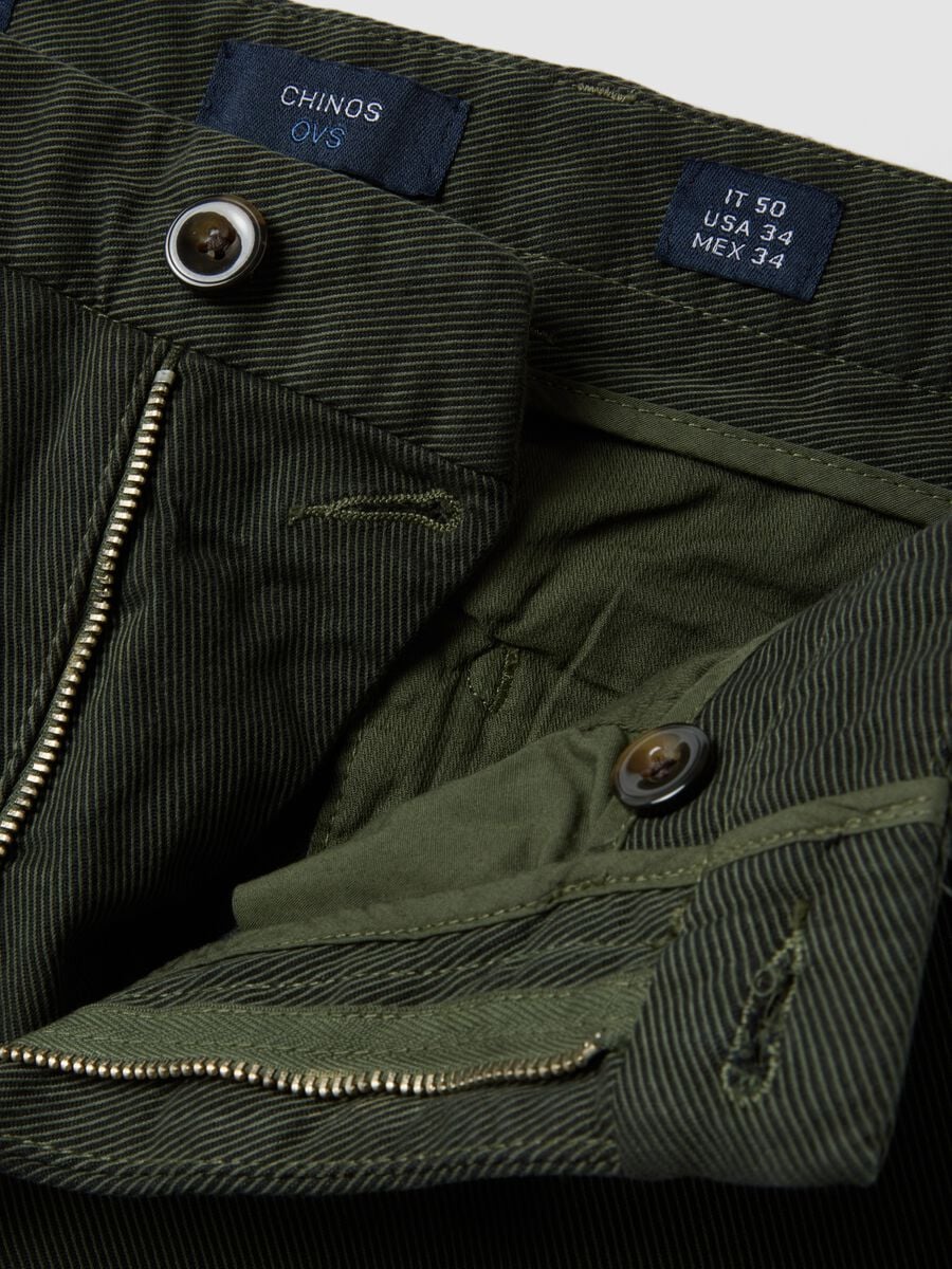 Pantaloni chino verdi in cotone e modal elasticizzato_1