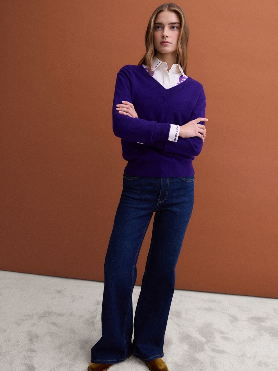 Purple pure wool jumper with deep V-neck_2