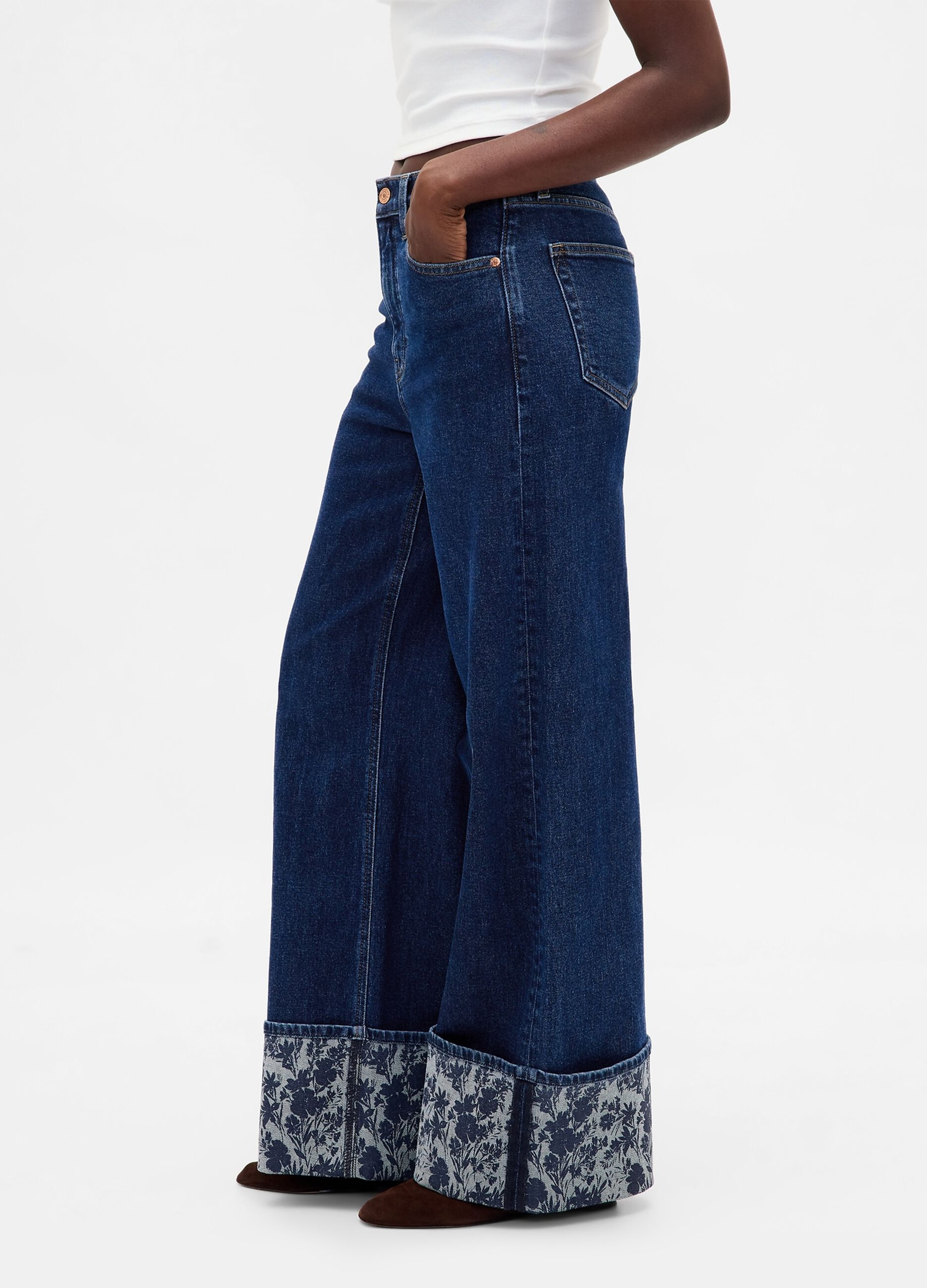 Weite Jeanshose mit Blumensaum