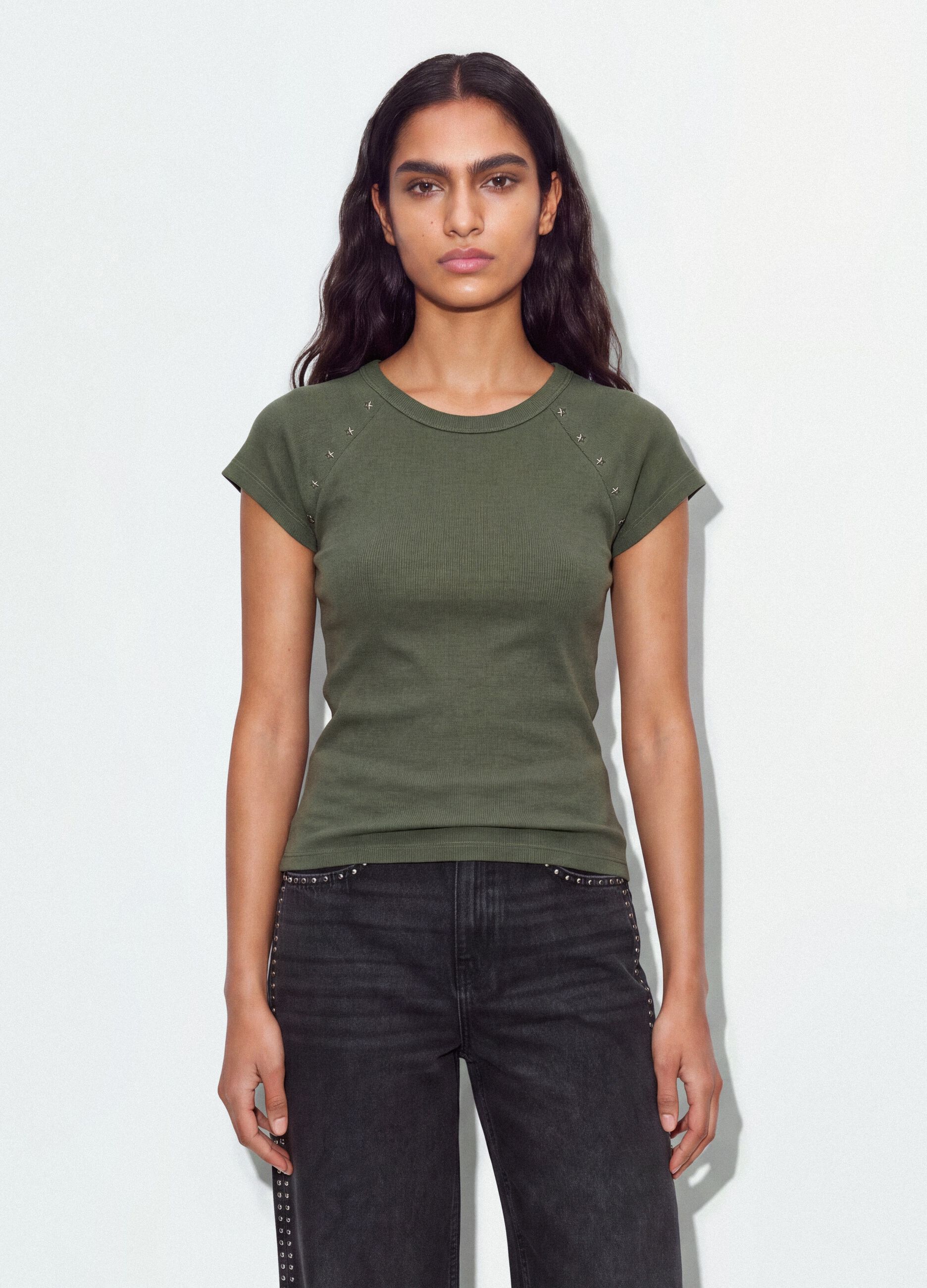 Gr&uuml;nes, figurbetontes T-Shirt aus geripptem Stretch-Baumwollstoff mit Nieten
