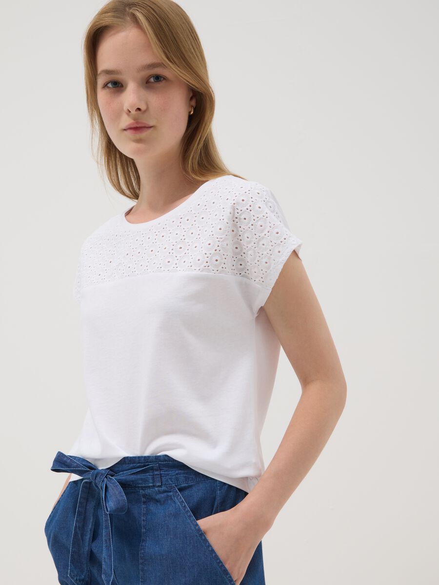 Wei&szlig;es T-Shirt aus reiner Baumwolle mit Lochstickerei, Regular Fit_3