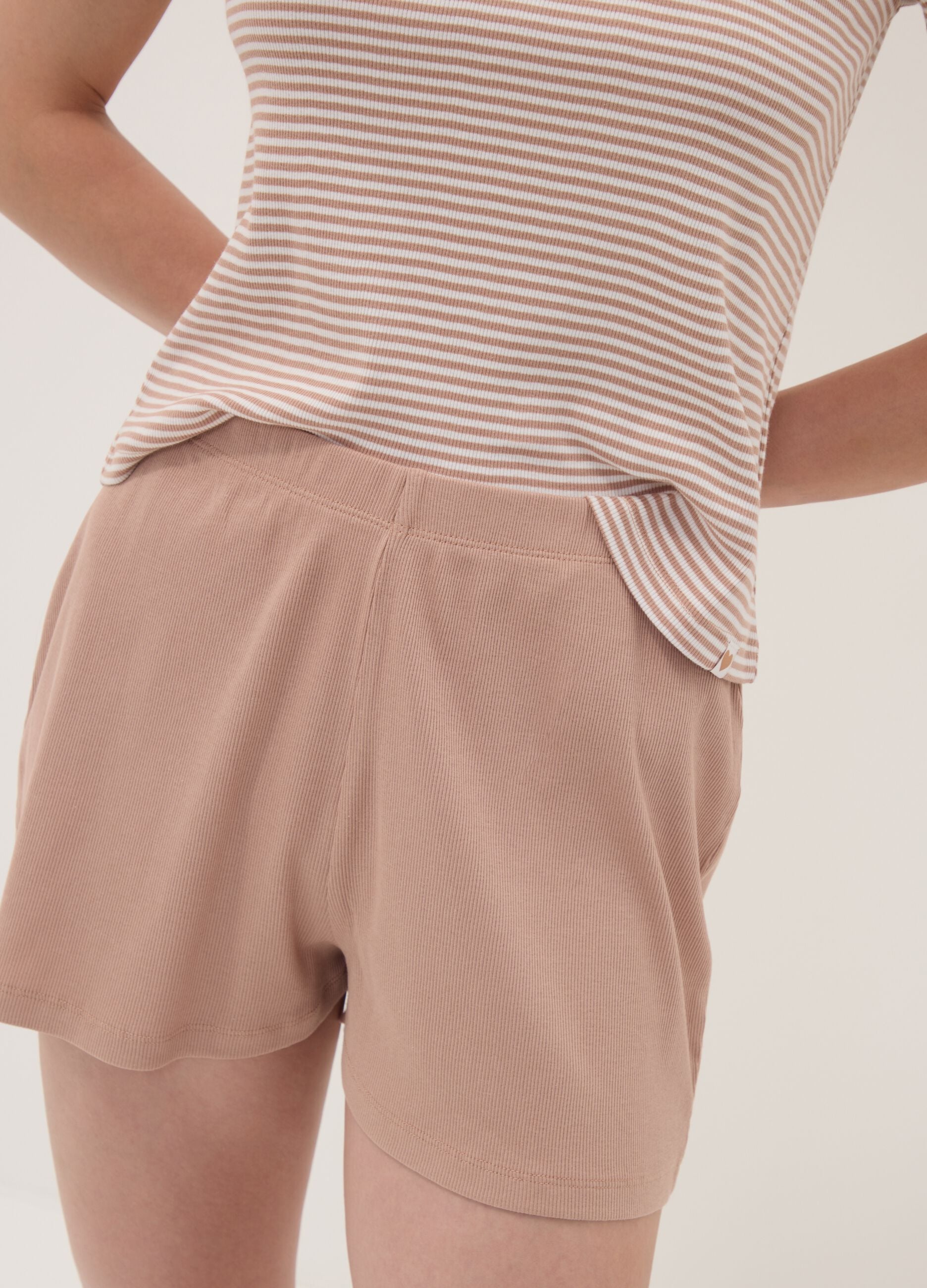 Bunter Pyjama aus reiner Bio-Baumwolle mit gestreiftem T-Shirt und Shorts