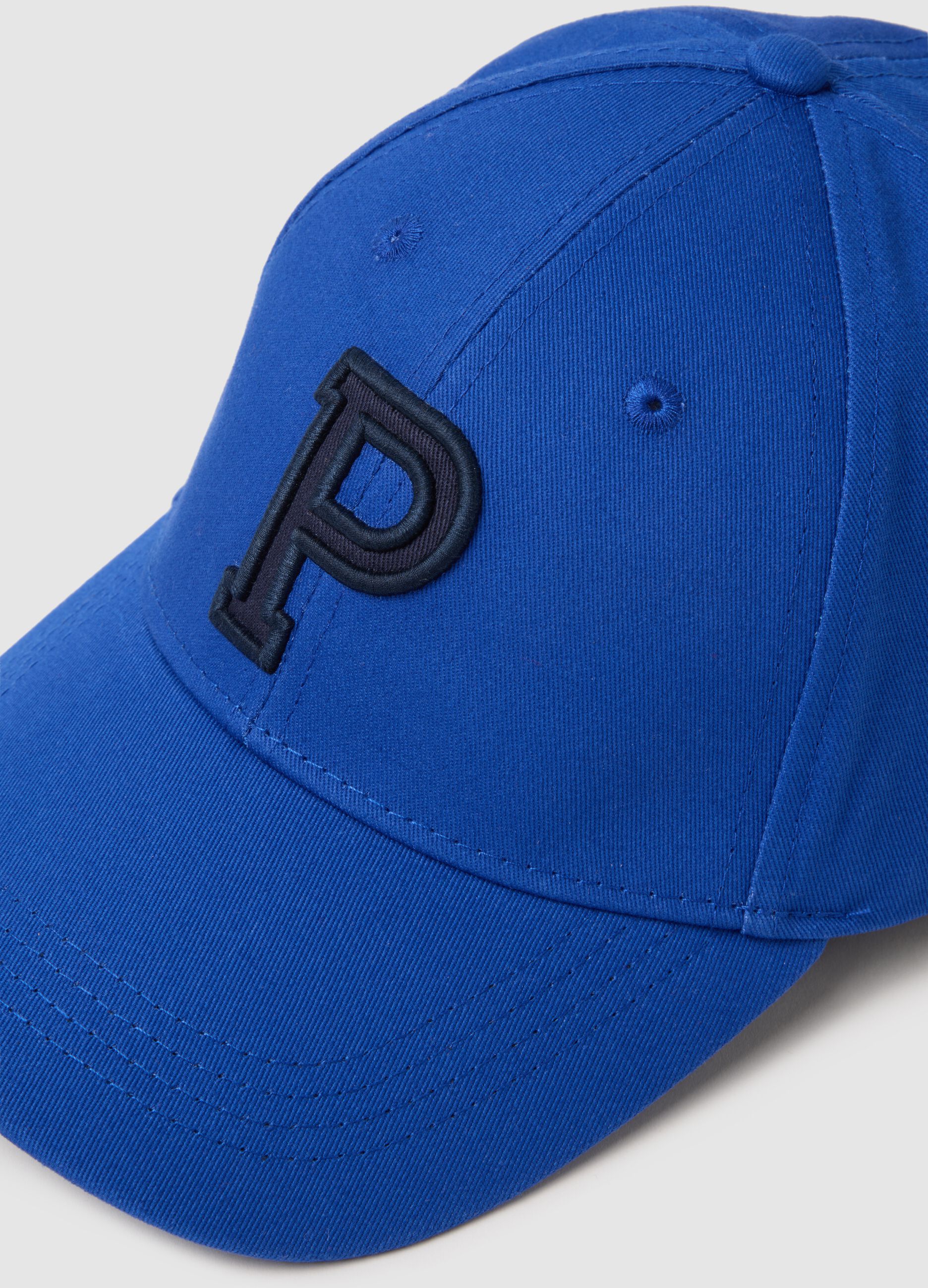 Blue pure cotton cap with adjustable visor and embroidered P