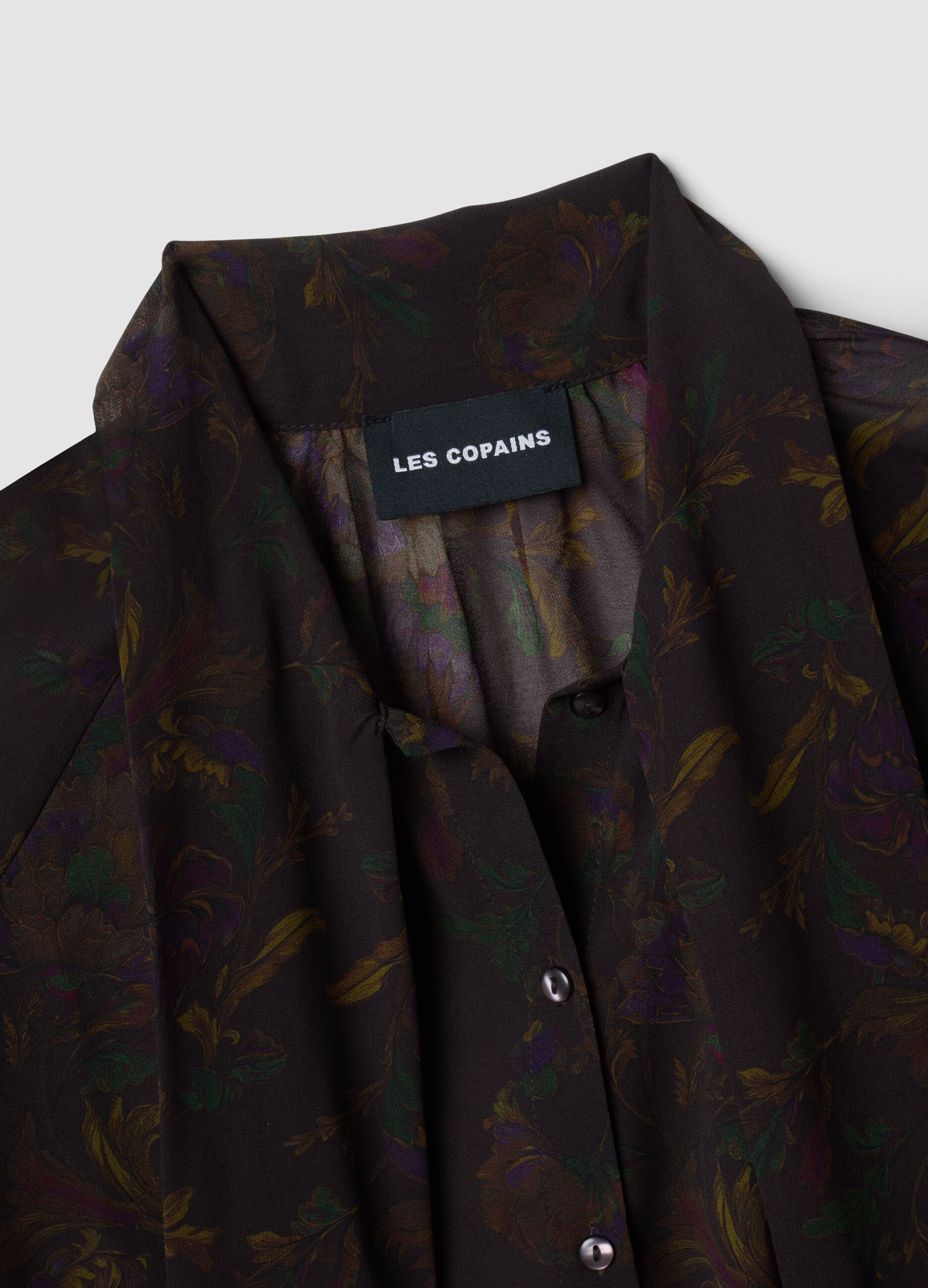 Camicia nera con fantasia floreale e fiocco al collo