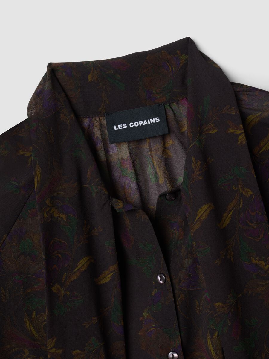Camicia nera con fantasia floreale e fiocco al collo_5