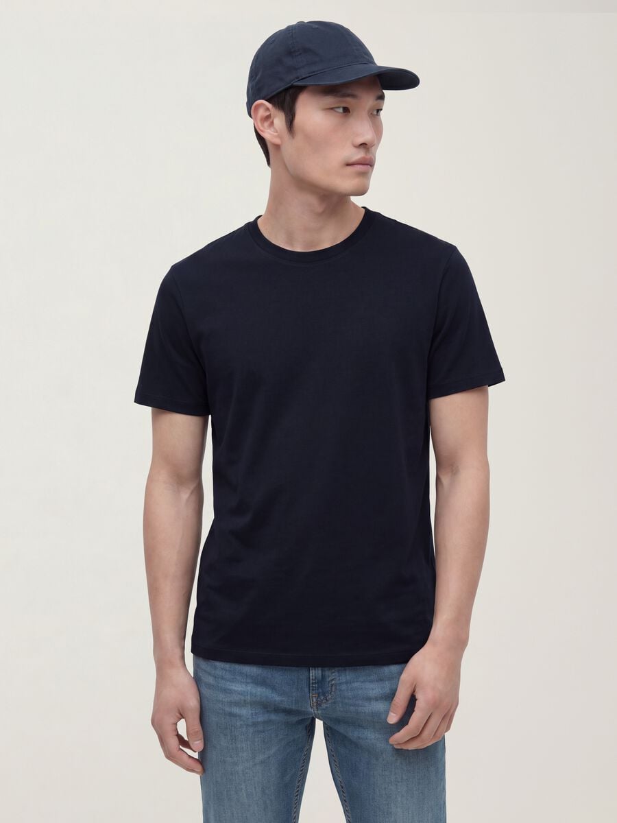 Camiseta negra de algod&oacute;n puro mercerizado, cuello redondo y corte regular_0