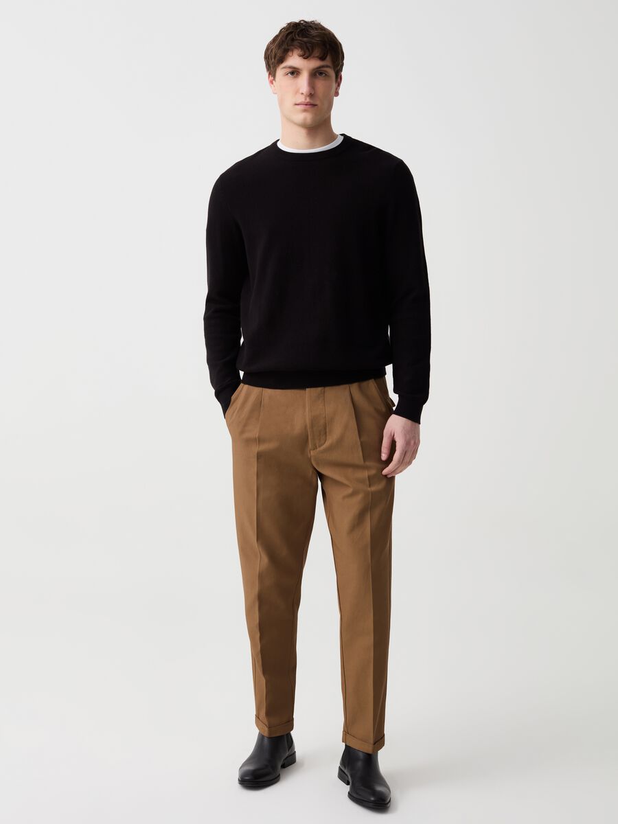 Chino trousers with darts and turn-ups_0