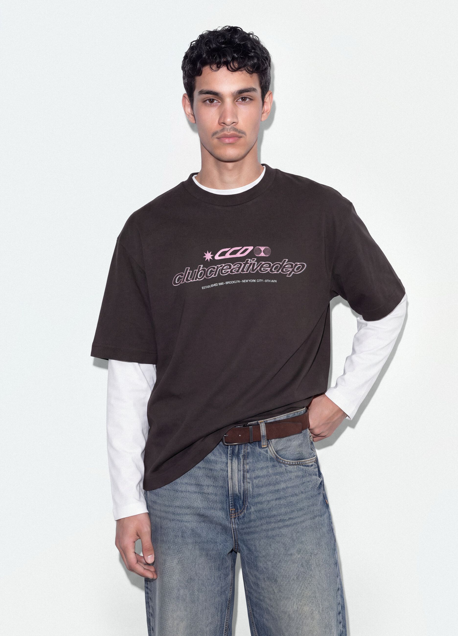 &Kappa;&alpha;&phi;έ &kappa;&omicron;&nu;&tau;ό (cropped) T-shirt &alpha;&pi;ό 100% &beta;&alpha;&mu;&beta;ά&kappa;&iota; &mu;&epsilon; &sigma;&tau;ά&mu;&pi;&alpha;, boxy &epsilon;&phi;&alpha;&rho;&mu;&omicron;&gamma;ή