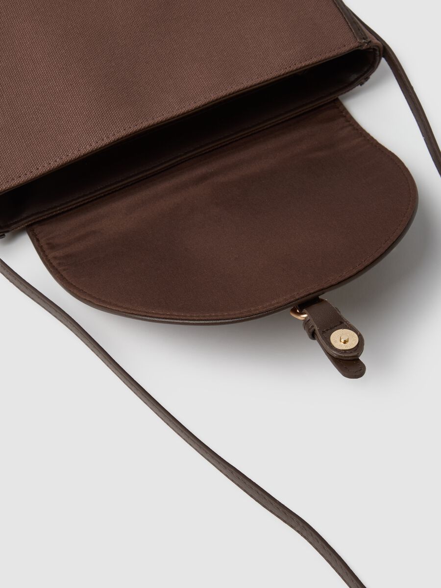 Bolso bandolera marr&oacute;n con hebilla dorada y correa ajustable_2