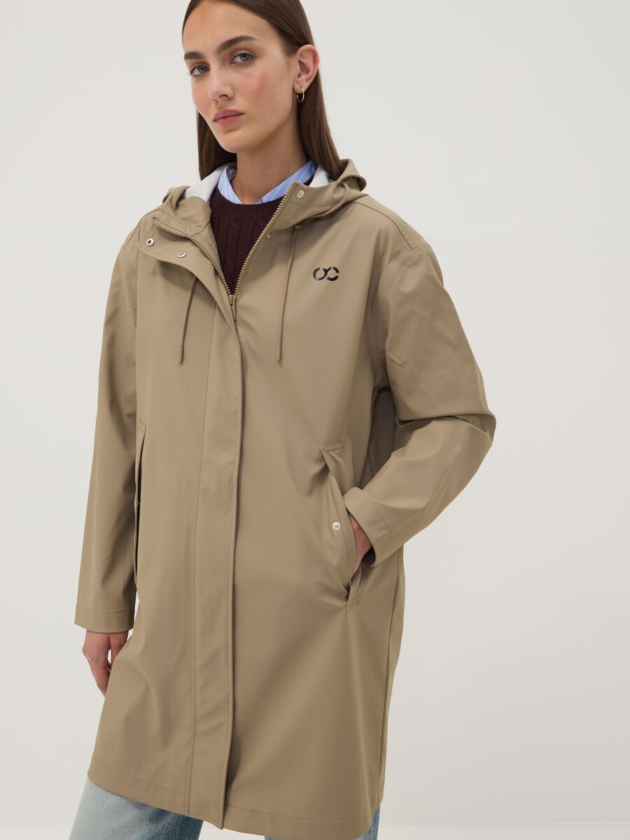 Lange beige Jacke mit Kapuze und Rei&szlig;verschluss_2
