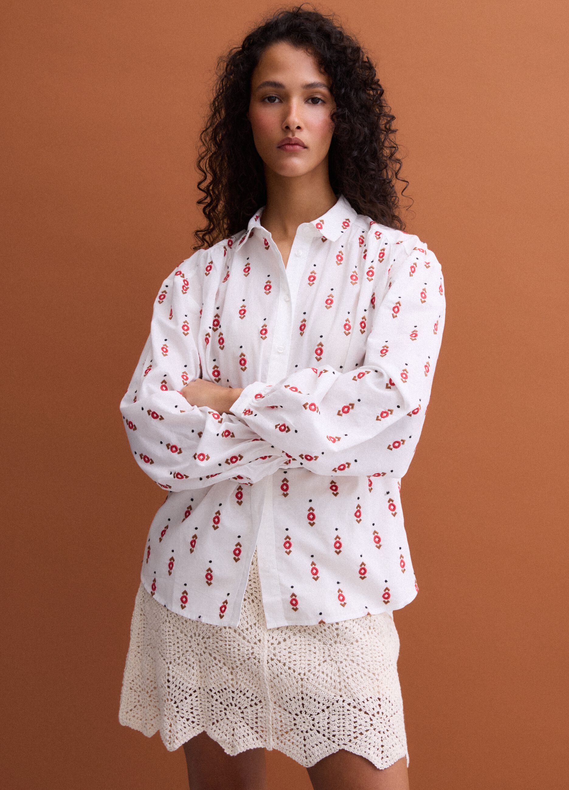 Camisa branca em algod&atilde;o puro com padr&atilde;o bordado, corte regular