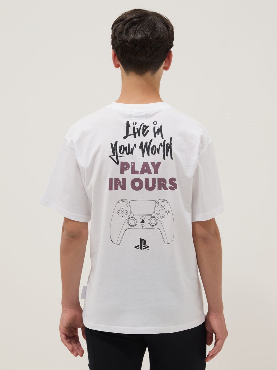 Camiseta blanca de ni&ntilde;o con logo de PlayStation en algod&oacute;n puro, corte relaxed_1