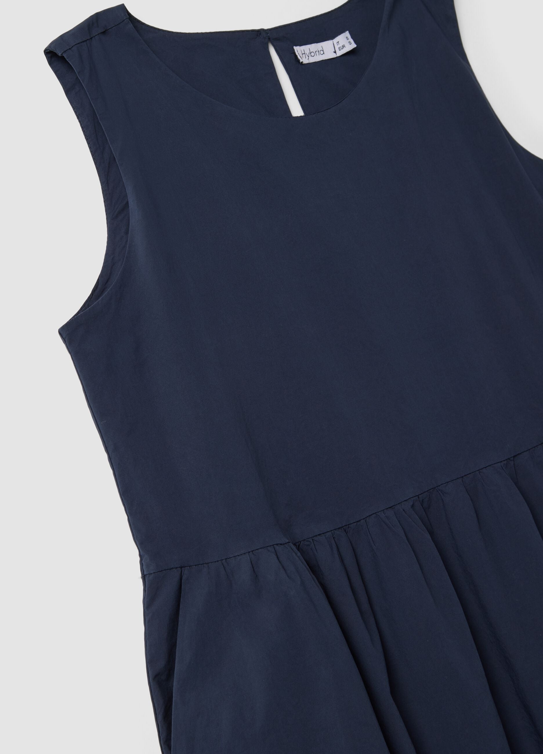 Vestido azul sem mangas em algod&atilde;o puro com folhos, corte regular