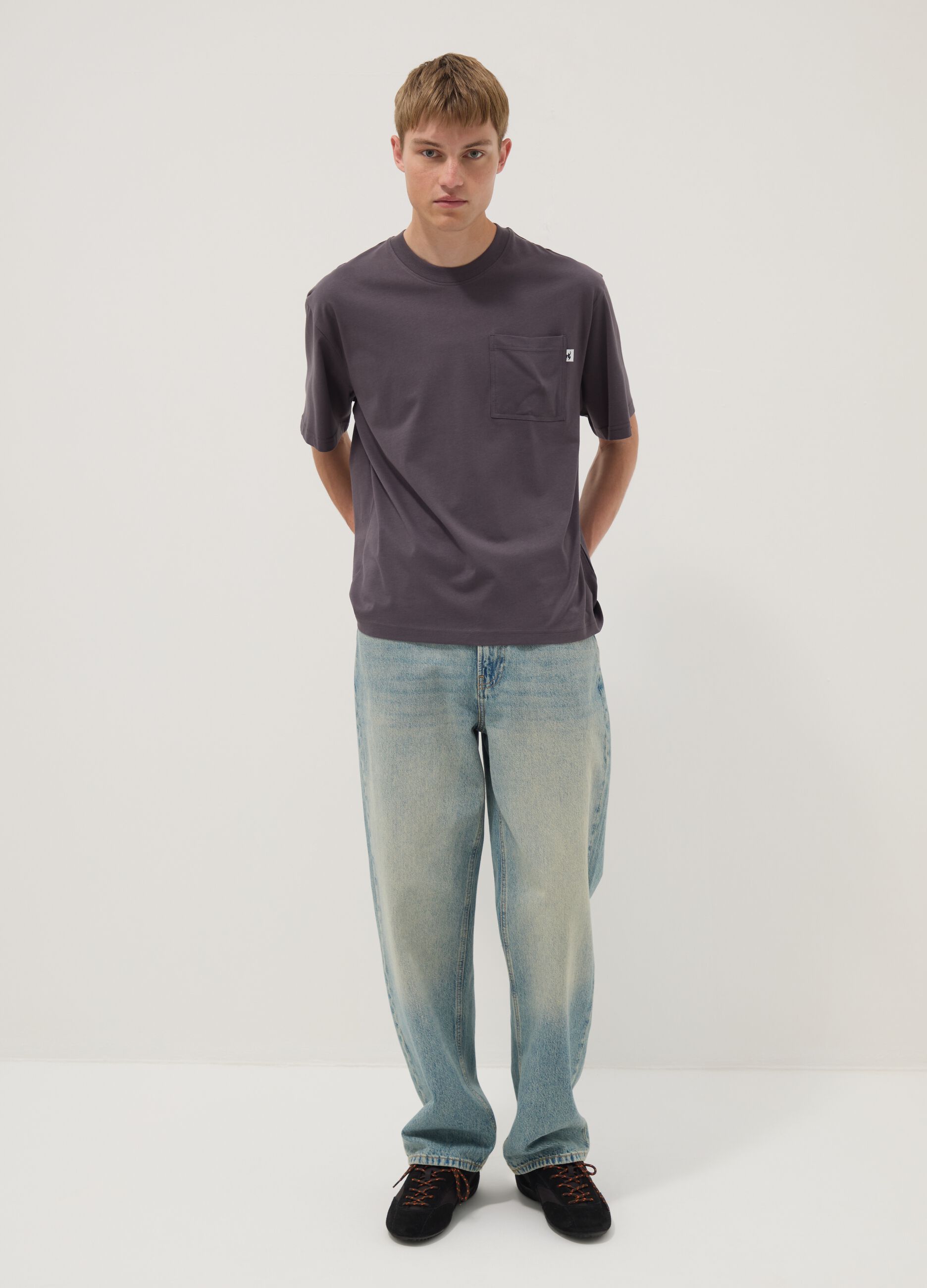 T-shirt cinzenta em algod&atilde;o puro com bolso, corte regular