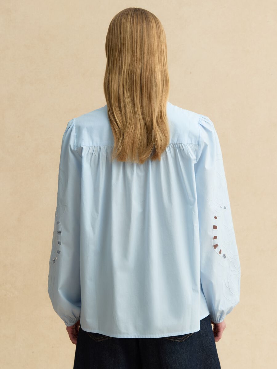 Hellblaues Baumwollhemd im Regular-Fit mit Stickereien_4